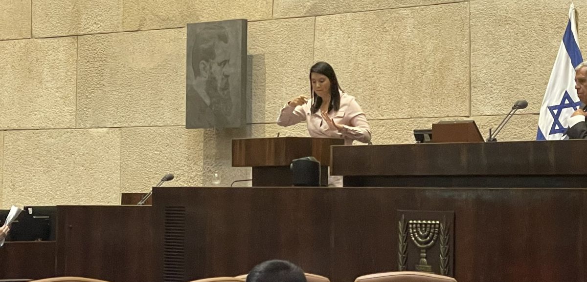 La première députée sourde de la Knesset prononce un discours en langue des signes