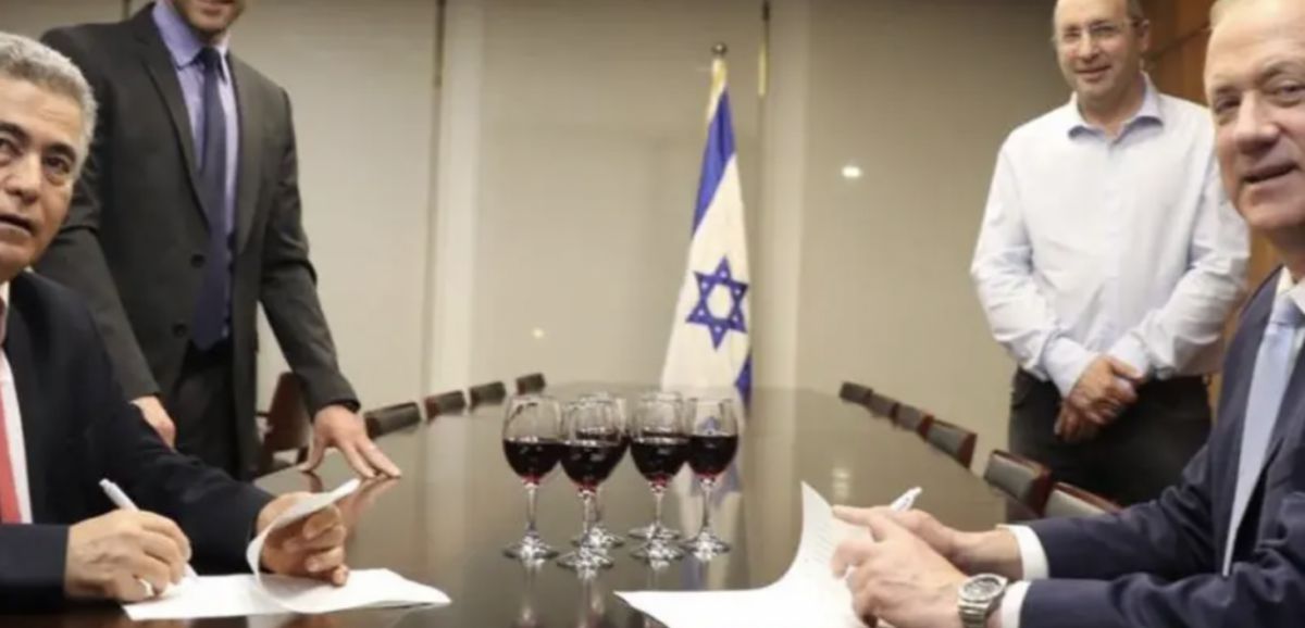 Amir Peretz et Benny Gantz signent un accord de coalition
