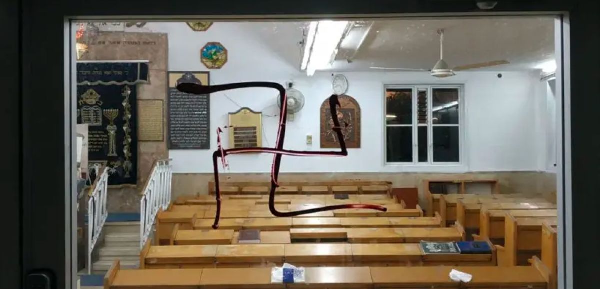 Des croix gammées taguées sur des synagogues à Bnei Brak