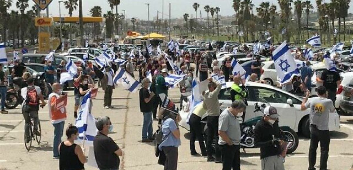 Manifestation contre le gouvernement d'union à Tel Aviv