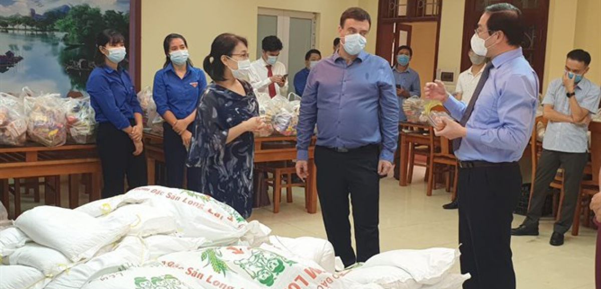 L'ambassade d'Israël au Vietnam distribue de la nourriture aux familles nécessiteuses