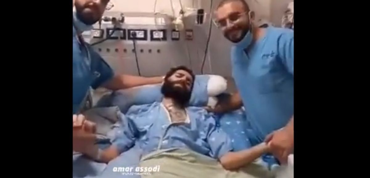 2 infirmiers arabes convoqués à une audience disciplinaire après avoir posé en photo aux côtés d’un patient détenu du Hamas