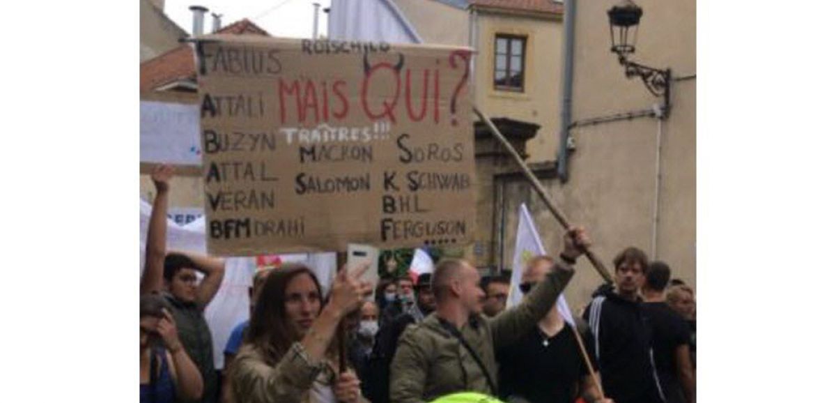 La manifestante anti-pass qui brandissait une pancarte antisémite condamnée à 6 mois de prison avec sursis