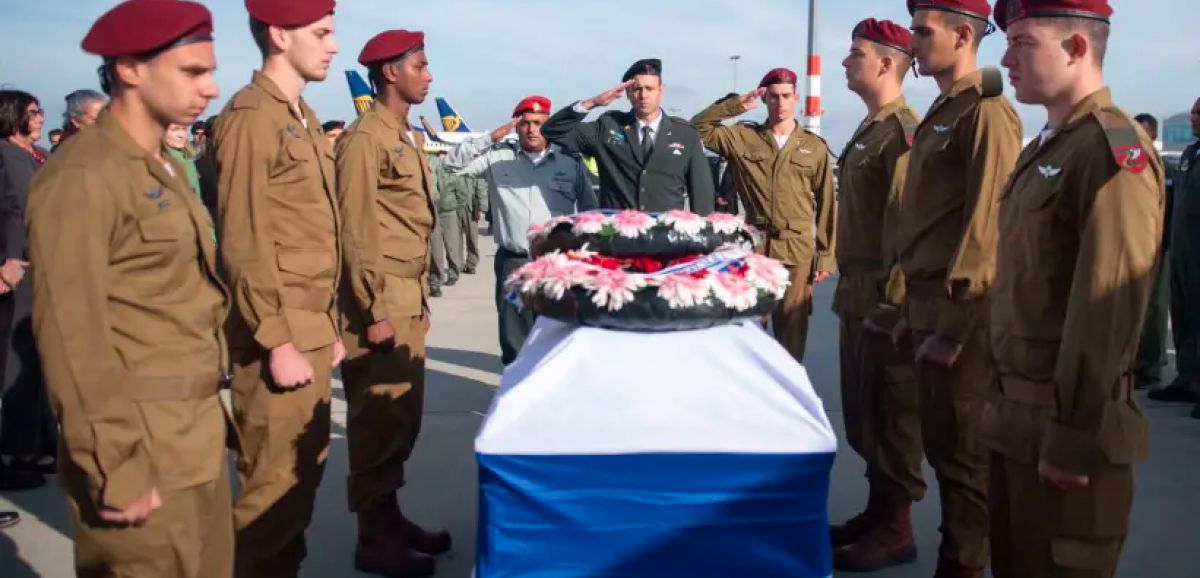 Les restes du premier parachutiste israélien décédé sont retournés en Israël