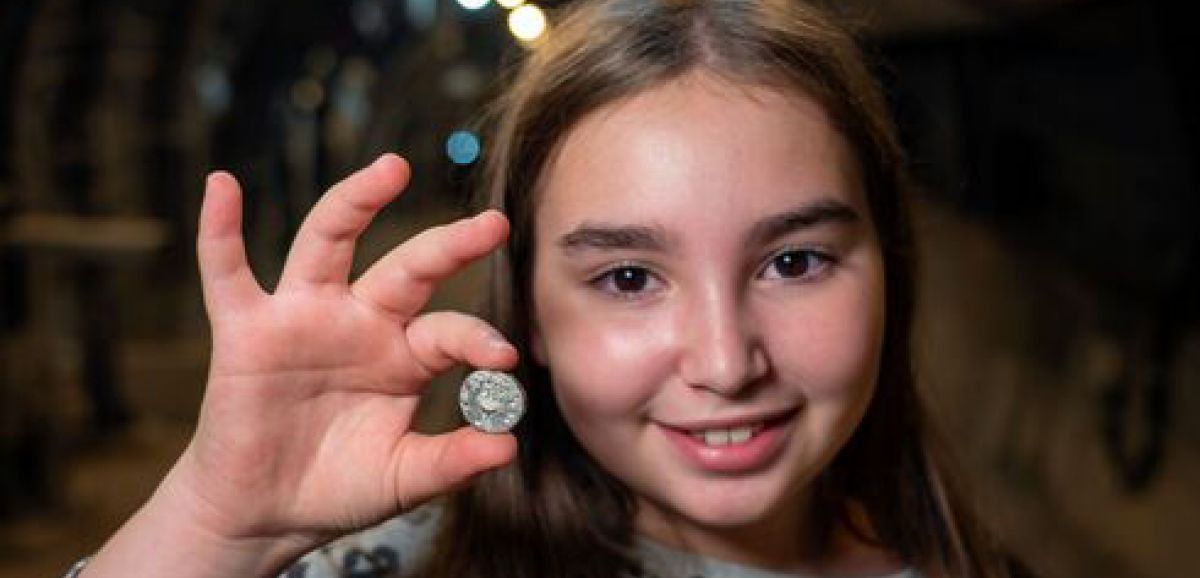 Une fillette de 11 ans trouve une rare pièce d'argent vieille de 2000 ans