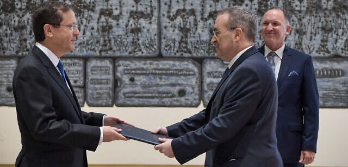 Le nouvel ambassadeur de l'UE en Israël présente ses lettres de créance au président Isaac Herzog