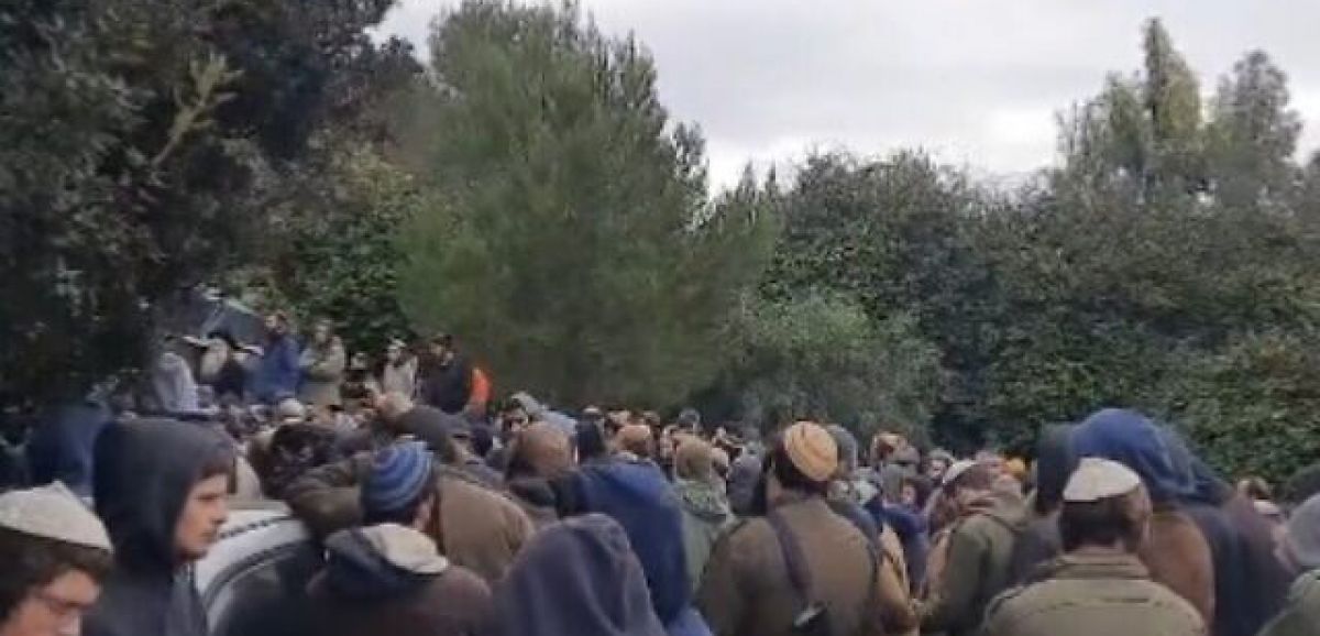 Des centaines de personnes assistent à l'enterrement de Yehouda Dimentman, tué à Homesh