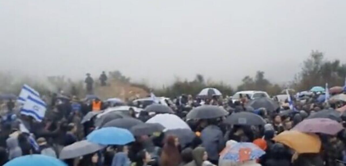 Des milliers d'Israéliens manifestant contre la démolition de la yeshiva de Homesh en Judée-Samarie