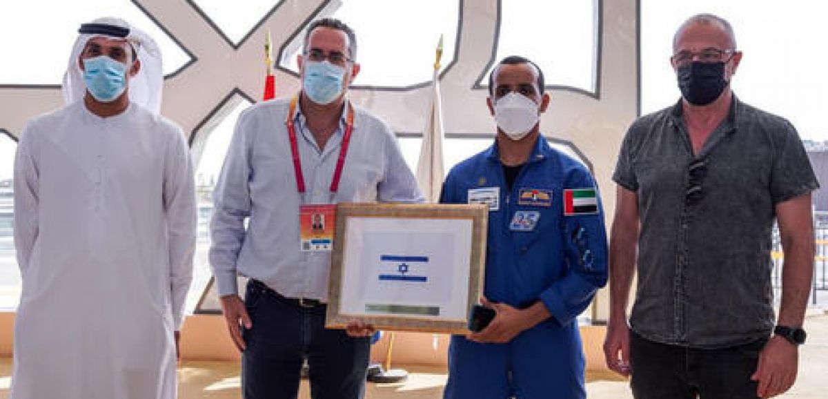 Un astronaute émirati remet le drapeau israélien pris durant sa mission dans l'espace