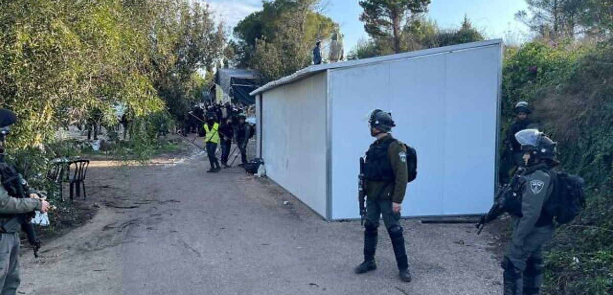 La police des frontières rase des habitations de l'implantation illégale de Homesh en Judée-Samarie