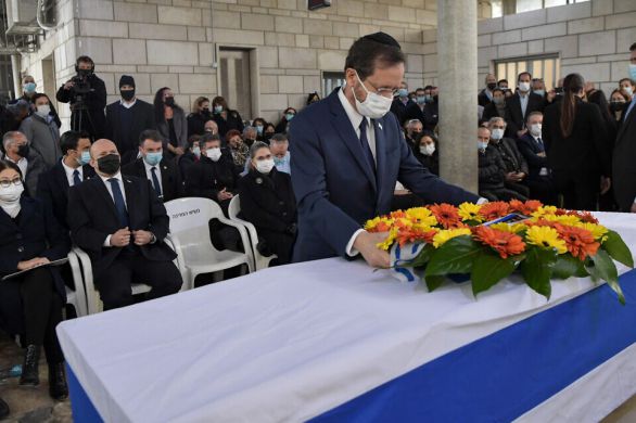 Des centaines de personnes assistent aux funérailles de Miriam Naor, ancienne présidente de la Cour suprême, à Jérusalem