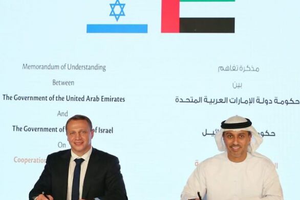 Le ministre du Tourisme signe un accord pour de "grands avantages économiques" lors de sa visite aux Emirats