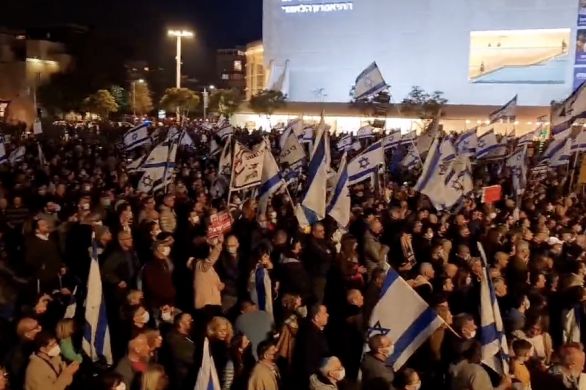 Des milliers d'Israéliens manifestent à Tel Aviv pour exiger une enquête sur l'affaire d'espionnage de la police