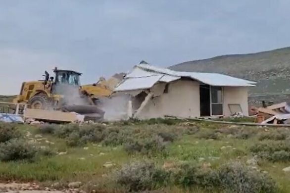 Les forces de sécurité rasent des bâtiments dans deux avant-postes illégaux en Judée-Samarie