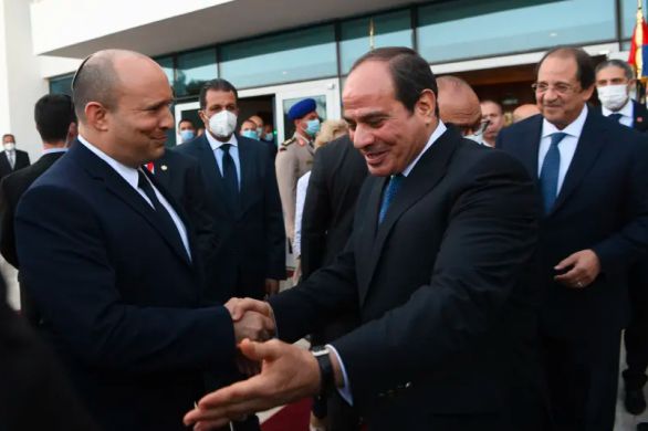 Bennett en visite en Egypte pour un sommet trilatéral avec al-Sissi et le prince hériter émirati
