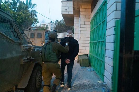 Un frère et d'autres proches d'un terroriste de Bnei Brak arrêtés lors d'un raid de Tsahal en Judée-Samarie