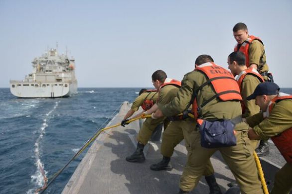 Des navires de guerre israéliens s'exercent à se ravitailler à partir d'un pétrolier américain en mer Rouge