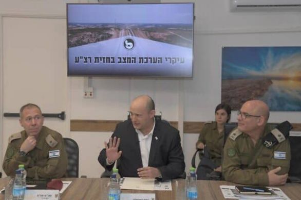 En visite dans le sud, Naftali Bennett avertit le Hamas de ne pas profiter de la période électorale