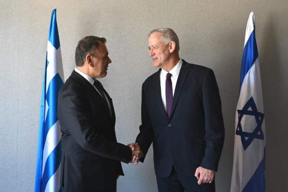 Gantz rencontre les ministres grec et chypriote de la Défense et discute de la coopération face à la menace iranienne