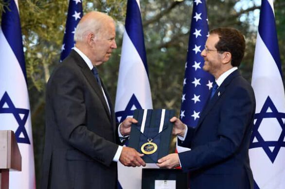 Joe Biden a reçu la médaille d'honneur de l'Etat d'Israël pour "sa véritable amitié avec l'Etat et le peuple juif"