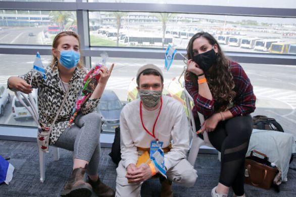 Une nouvelle immigrante en Israël a été testée positive au coronavirus après un vol en avion