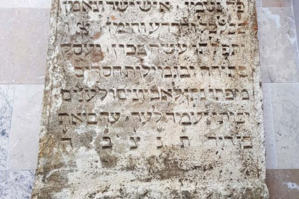 Des pierres tombales juives trouvées dans les murs d'un château autrichien après 400 ans