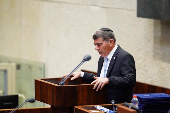Gabi Ashkenazi demande à Chypre d'être une voix modérée de l'Europe sur le plan d'annexion israélien