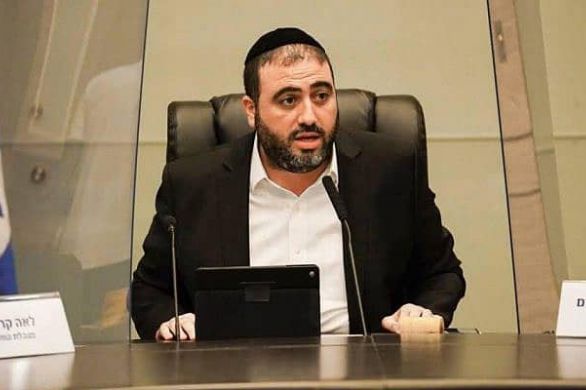 Le député Shas Moshe Arbel prend officiellement son poste de ministre de l'Intérieur et de la Santé