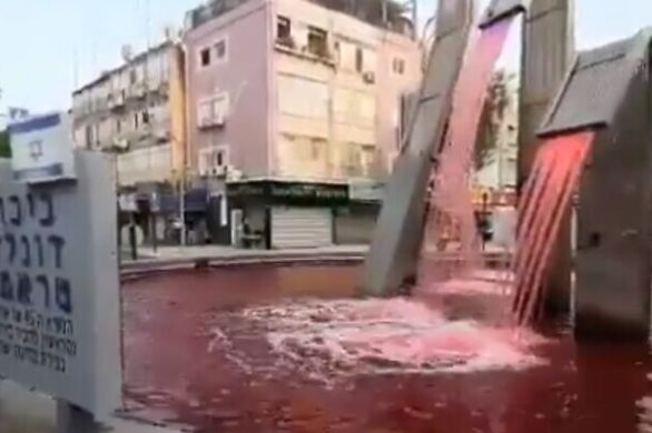 La fontaine de la place Donald Trump à Petah Tikva rejette du faux sang pour protester contre l'annexion