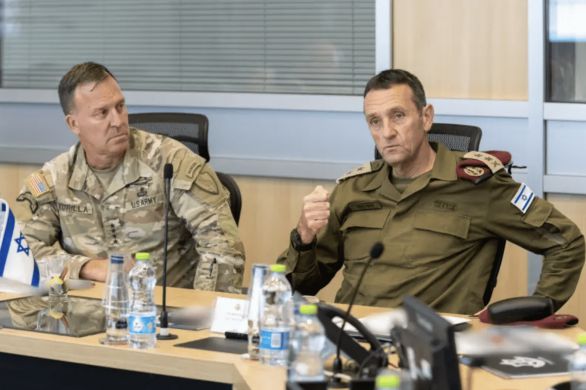 Le commandant du CENTCOM en visite en Israël