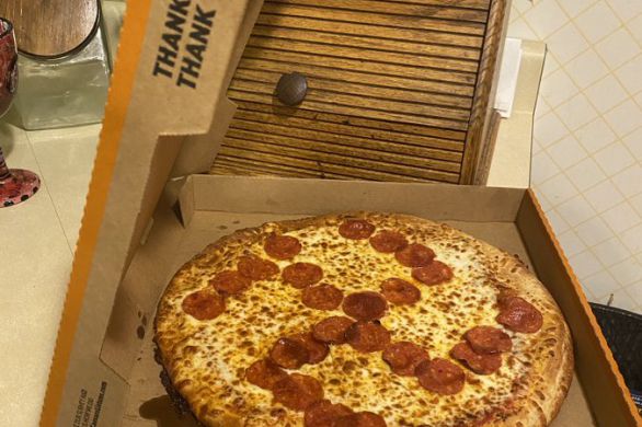 Une pizzeria américaine met en vente une pizza en forme de croix gammée