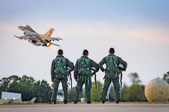 Plus de 100 réservistes de l'Air Force disent qu'ils refuseront de servir si la réforme judiciaire avance