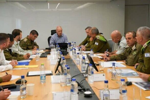 Gallant rencontre des officiers supérieurs et des dirigeants d'implantations après des attaques terroristes meurtrières