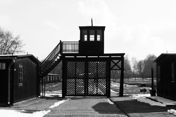 Un ancien gardien de prison de camp nazi s'excuse lors de son procès