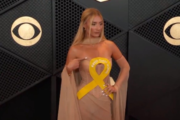 Grammy Awards :  le ruban jaune s’est invité sur le tapis rouge 
