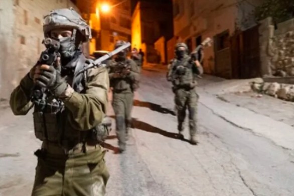Tsahal a arrêté 13 Palestiniens recherchés pour terrorisme en Judée-Samarie 