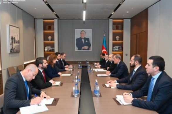 Le chef de la stratégie politique du ministère des Affaires étrangères rencontre le ministre azerbaïdjanais des Affaires étrangères à Bakou