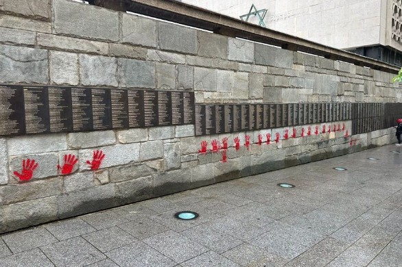 Le Mur des Juste du mémorial de la Shoah à Paris tagué de mains rouges