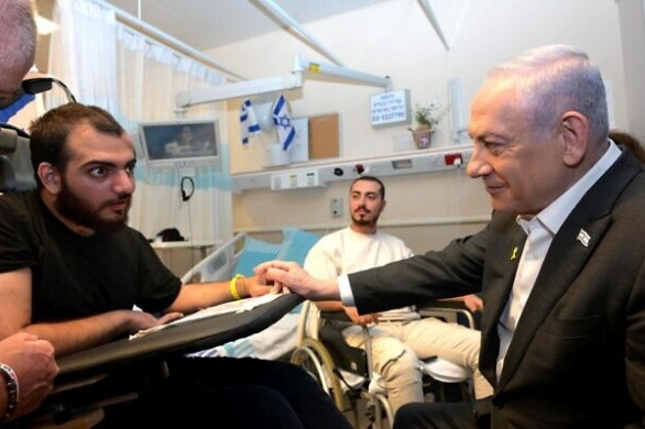 Benyamin Netanyahou rend visite aux soldats blessés et dit qu'ils l'inspirent à « continuer à se battre jusqu'à la victoire »