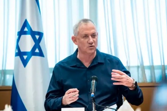 Benny Gantz critique la décision du Premier ministre d'enrôler les orthodoxes : "Israël a besoin de soldats, pas de trucs politiques"