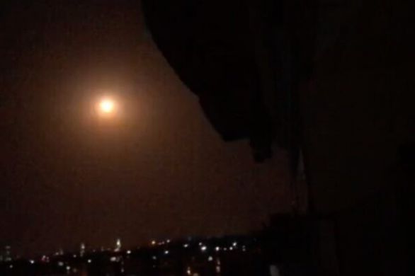 La défense aérienne syrienne activée suite à une attaque près de Homs attribuée à Israël