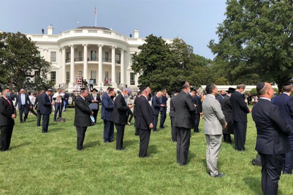 Accords de normalisation: Des dizaines de personnes prient Minha sur la pelouse de la Maison Blanche