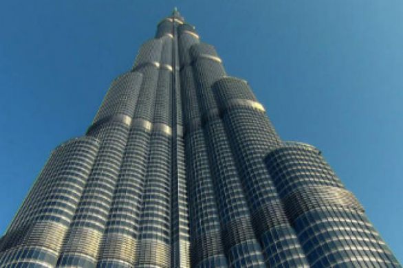 Une soucca géante construite devant le Burj Khalifa aux Emirats Arabes Unis