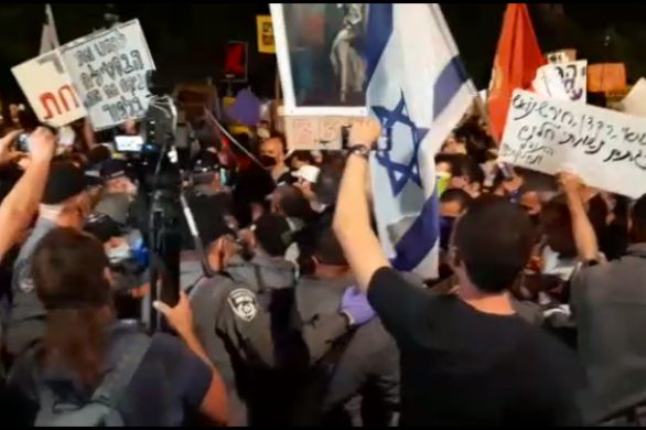 Des centaines de personnes manifestent contre Benyamin Netanyahou à Tel Aviv malgré le confinement