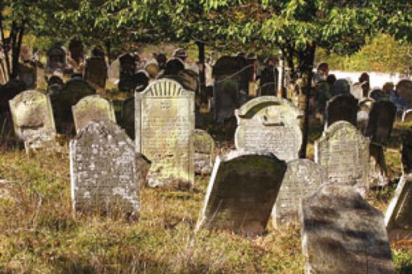 De fortes pluies révèlent des restes du cimetière juif roumain détruit par les fascistes en 1943