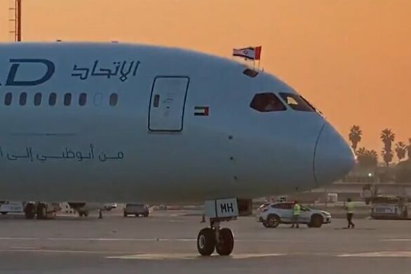 Un avion commercial des Emirats Arabes Unis atterrit pour la première fois à Tel Aviv