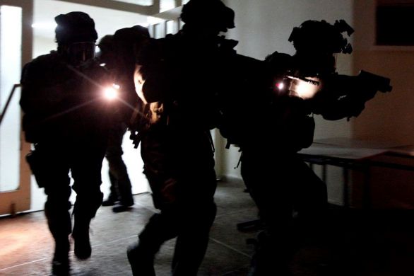 11 personnes arrêtées, des dizaines d'armes confisquées à Jérusalem-Est