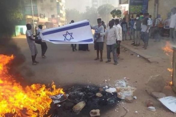 Des drapeaux israéliens brûlés lors de manifestations contre la normalisation des relations avec Israël