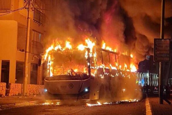 La police et les manifestants s'affrontent violemment à Bnei Brak, un bus incendié