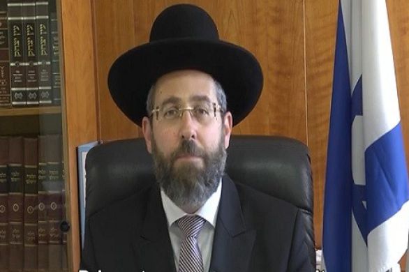 Le Rav Lau suspend un juge rabbinique pour avoir refusé de se faire vacciner contre le coronavirus
